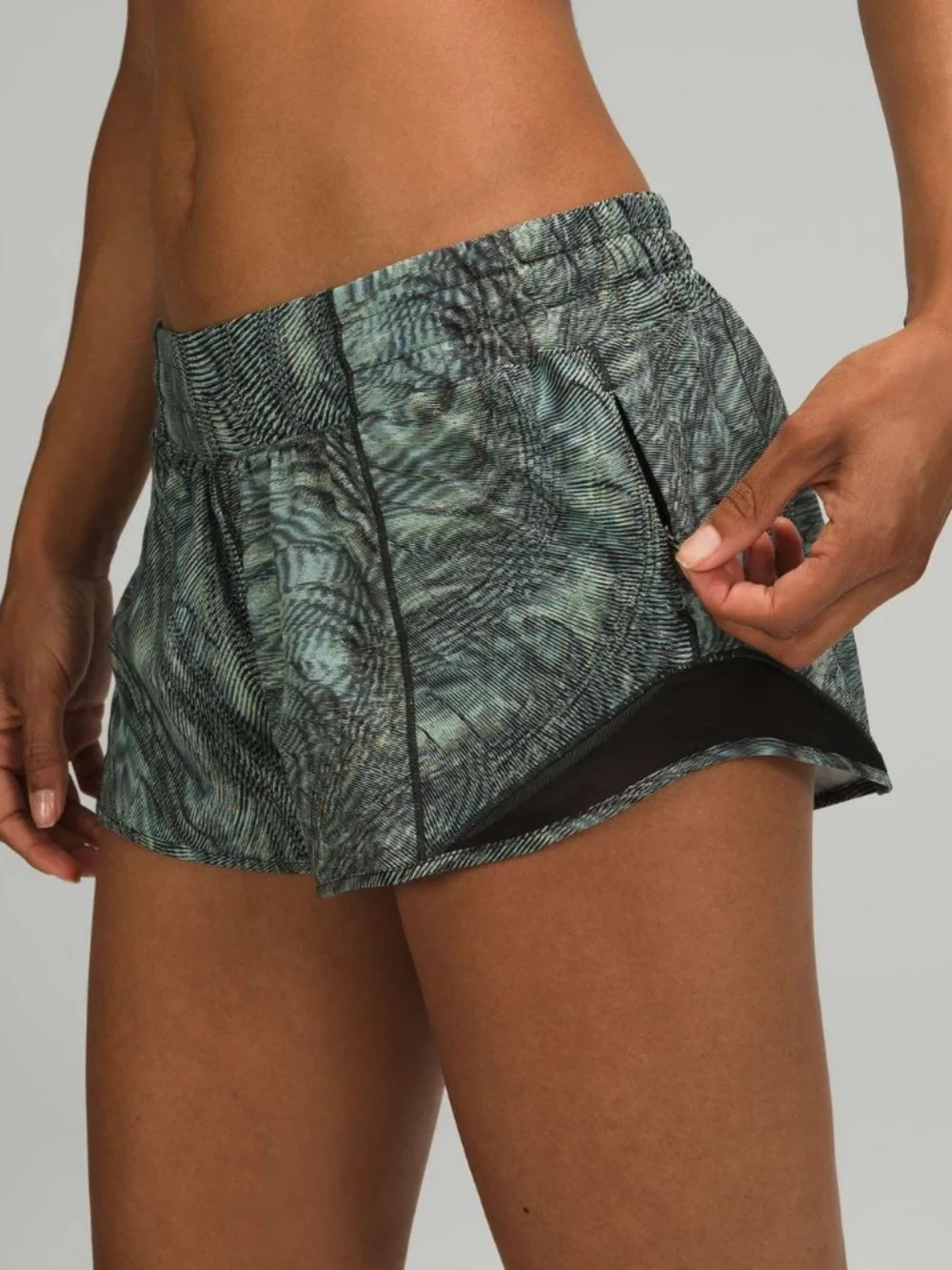 Lululemon Hotty Hot Low Rise Short 2.5